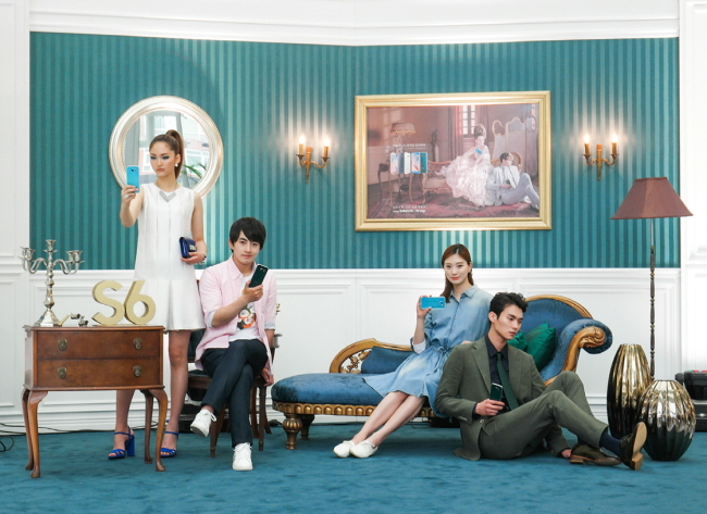 South Korea’s top smartphone-maker Samsung Electronics held the “Galaxy S6 Color Studio” promotion in which passers-by could partake in photo sessions with models for the firm’s Galaxy S6 and S6 Edge at Times Square in Yeongdeungpo, Seoul, over the weekend. Samsung Electronics