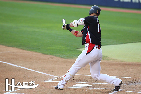 11호 홈런 친 김상현 사진 : 홍성호기자 hongsh@hsports.co.kr