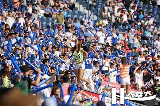 일요일 연패 탈출에 성공한 삼성 팬들이 환호하고 있다 사진=홍성호기자, hsports.co.kr