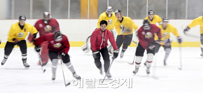 김성수 아이스하키팀 동양 이글스 감독. 박해묵 기자/mook@heraldcorp.com
현실도, 미래도 아직은 빙판처럼 차갑지만, 그들은 꿈을 안고 달린다. 김성수 감독(가운데)과 동양 이글스 선수들.  수원=박해묵 기자/mook@heraldcorp.com