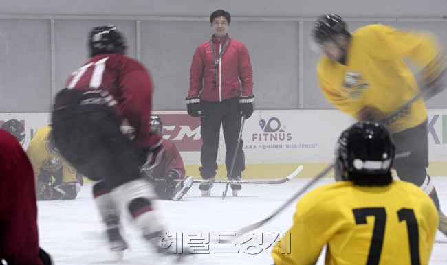 김성수 아이스하키팀 동양 이글스 감독. 박해묵 기자/mook@heraldcorp.com