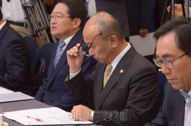 1일 국회 귀빈식당에서 열린 메르스 및 탄저균 대책 긴급 당정회의에서 문형표 보건복지부 장관은 “국민께 심려와 불안을 드린 데 대해 송구스럽게 생각한다”고 말했다.  정희조 기자/checho@heraldcorp.com