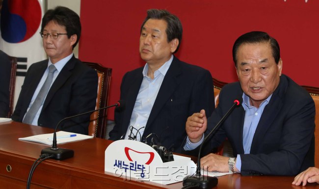 4일 새누리당 최고위원회의는 김무성 대표와 유승민 원내대표 등 ‘국회법 개정안’ 합의 당 지도부를 성토하는 목소리가 끊이지 않았다. 서청원(오른쪽) 최고위원은 이날 회의에서 “서 최고위원은 “야당이 모든 시행령을 개정을 요구하려고 나선 이상 아무리 절차를 밟아 통과한 개정법이라고 해도, 부작용과 오남용을 방지할 수 있는 대책을 우리 당이 만들어야 된다”고 대책을 촉구했다. 정희조 기자/checho@heraldcorp.com