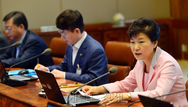 박근혜 대통령이 1일 오전 청와대에서 열린 수석비서관 회의에서 현안과 관련된 발언을 하고 있다박현구 기자phko@heraldcorp.com/2015.06.01
박근혜 대통령이 1일 오전 청와대에서 열린 수석비서관 회의에서 현안과 관련된 발언을 하고 있다박현구 기자phko@heraldcorp.com/2015.06.01