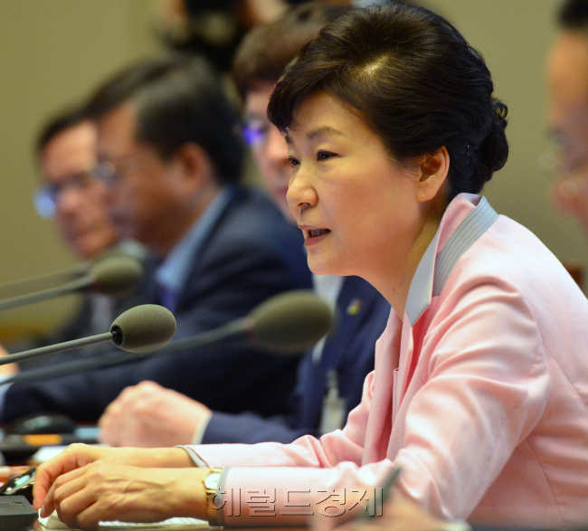 박근혜 대통령이 1일 오전 청와대에서 열린 수석비서관 회의에서 현안과 관련된 발언을 하고 있다. 박현구 기자phko@heraldcorp.com