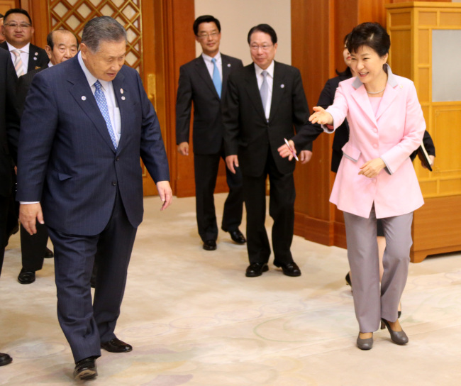 President Park Geun-hye greets a group of Japanese opinion leaders and senior statesmen including former Prime Minister Yoshiro Mori (left) at Cheong Wa Dae on Monday.   Yonhap.