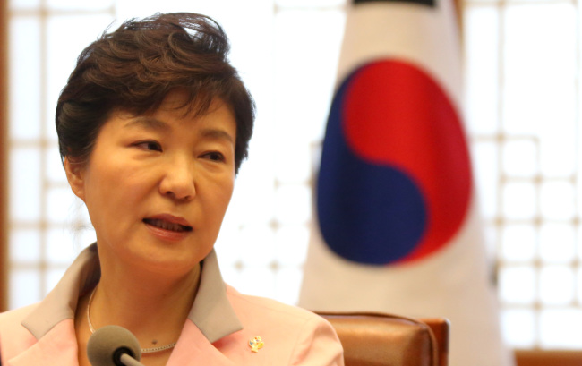 <YONHAP PHOTO-1026> 박 대통령, "국회의 정부 시행령 수정 강력 비판" (서울=연합뉴스) 백승렬 기자 = 박근혜 대통령이 1일 청와대에서 열린 수석비서관회의에서 국회의 정부 시행령 수정에 대해 강력히 비판하고 있다. 2015.6.1 srbaek@yna.co.kr/2015-06-01 10:54:52/ <저작권자 ⓒ 1980-2015 ㈜연합뉴스. 무단 전재 재배포 금지.>
President Park Geun-hye speaks during a meeting with her top aides at Cheong Wa Dae on Monday.    Yonhap