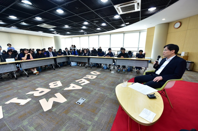 POSCO chairman Kwon Oh-joon delivers a speech during a career coaching session titled “Dream Bridge’’ for a group of students from the Baekhak Middle School in Gyeonggi Province. The event was held at the POSCO Center in Samseong-dong, southern Seoul, Monday. POSCO