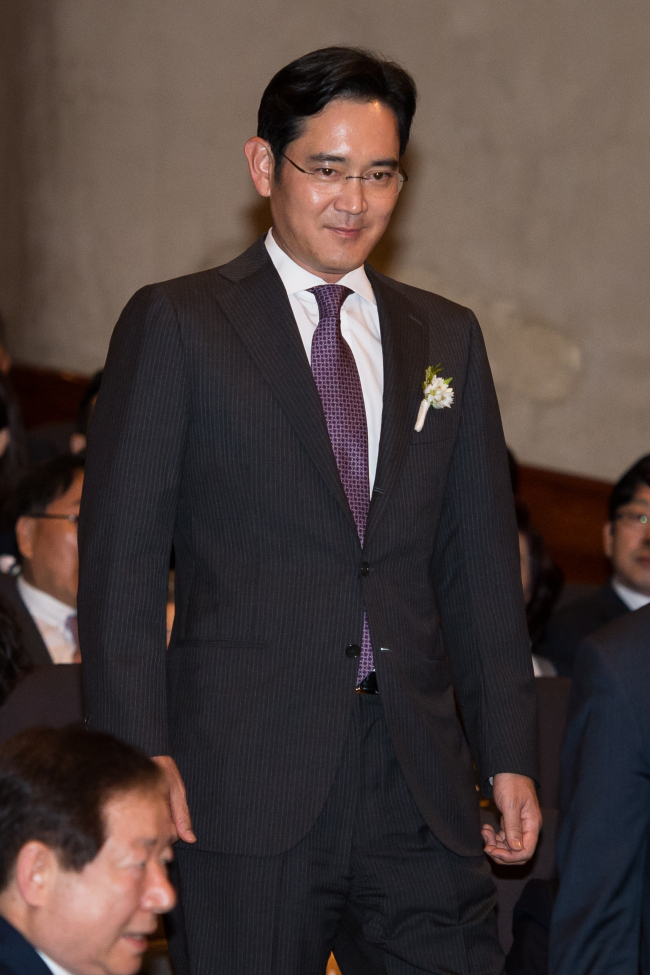 시상식장 들어서는 이재용 삼성전자 부회장 (서울=연합뉴스) 이정훈 기자 = 이재용 삼성전자 부회장이 1일 오후 서울 중구 순화동 호암아트홀에서 열린 2015 호암상 시상식에 참석하고 있다. 2015.6.1 uwg806@yna.co.kr (끝)
Samsung Electronics vice chairman Lee Jay-yong attends the award ceremony of the Ho-Am Prize held at Ho-Am Art Hall in central Seoul on Monday. Yonhap
Samsung Electronics vice chairman Lee Jay-yong attends the award ceremony of the Ho-Am Prize held at Ho-Am Art Hall in central Seoul on Monday. Yonhap