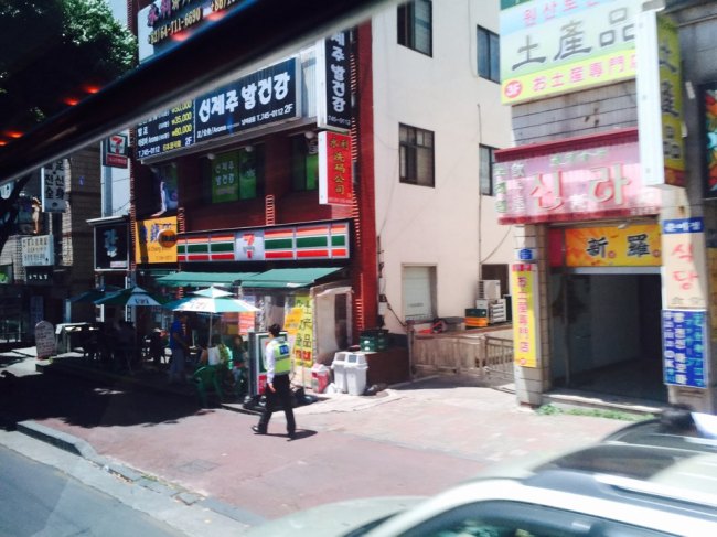 제주시에는 중국어와 한국어가 병기된 간판을 쉽게 찾을 수 있다. 사진은 제주시내 중국 간판들이 즐비한 거리 모습.