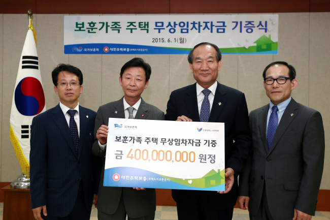 <YONHAP PHOTO-1956> 보훈가족 주택 무상임차자금 기증식 (서울=연합뉴스) 1일 오후 서울 용산구 서울지방보훈청에서 열린 보훈가족 주택 무상임차자금 기증식에서 김선덕 대한주택보증사장(왼쪽)이 박승춘 국가보훈처장에게 보훈가족 주택 무상임차자금 4억 원을 기증 후 기념촬영을 하고 있다. 왼쪽부터 최종원 대한주택보증 홍보비서실장, 김선덕 대한주택보증 사장, 박승춘 국가보훈처장, 신영교 국가보훈처 복지증진국장. 2015.6.1 << 국가보훈처 제공 >> photo@yna.co.kr/2015-06-01 16:44:29/ <저작권자 ⓒ 1980-2015 ㈜연합뉴스. 무단 전재 재배포 금지.>
<YONHAP PHOTO-1956> 보훈가족 주택 무상임차자금 기증식 (서울=연합뉴스) 1일 오후 서울 용산구 서울지방보훈청에서 열린 보훈가족 주택 무상임차자금 기증식에서 김선덕 대한주택보증사장(왼쪽)이 박승춘 국가보훈처장에게 보훈가족 주택 무상임차자금 4억 원을 기증 후 기념촬영을 하고 있다. 왼쪽부터 최종원 대한주택보증 홍보비서실장, 김선덕 대한주택보증 사장, 박승춘 국가보훈처장, 신영교 국가보훈처 복지증진국장. 2015.6.1 << 국가보훈처 제공 >> photo@yna.co.kr/2015-06-01 16:44:29/ <저작권자 ⓒ 1980-2015 ㈜연합뉴스. 무단 전재 재배포 금지.>