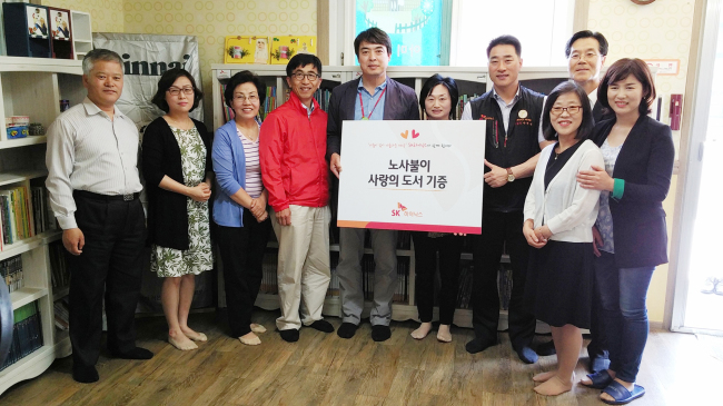 <YONHAP PHOTO-1812> SK하이닉스 노사, 이천 지역아동센터에 도서 기증 (이천=연합뉴스) SK하이닉스 노사불이신문화추진협의회는 경기도 이천시내 지역 아동센터에 신간도서와 책장 등을 지원했다고 1일 밝혔다. 2015.6.1 <<SK하이닉스 제공>> kcg33169@yna.co.kr/2015-06-01 15:49:40/ <저작권자 ⓒ 1980-2015 ㈜연합뉴스. 무단 전재 재배포 금지.>
<YONHAP PHOTO-1812> SK하이닉스 노사, 이천 지역아동센터에 도서 기증 (이천=연합뉴스) SK하이닉스 노사불이신문화추진협의회는 경기도 이천시내 지역 아동센터에 신간도서와 책장 등을 지원했다고 1일 밝혔다. 2015.6.1 <<SK하이닉스 제공>> kcg33169@yna.co.kr/2015-06-01 15:49:40/ <저작권자 ⓒ 1980-2015 ㈜연합뉴스. 무단 전재 재배포 금지.>
