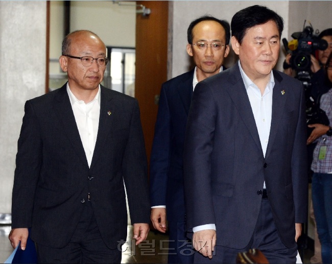 최경환(오른쪽) 국무총리 직무대행과 문형표 보건복지부 장관이 2일 오전 정부서울청사에서 열린 중동호흡기증후군(메르스) 관련 관계장관회의에 심각한 표정으로 참석하고 있다. 박현구 기자 phko@heraldcorp.com/2015.06.02