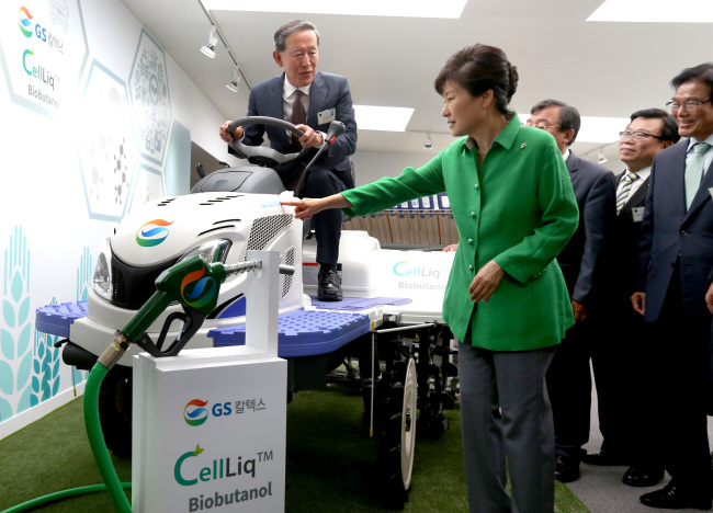 President Park Geun-hye listens as GS Group chairman Huh Chang-soo (left) describes a biobutanol-fueled rice transplanter developed by GS Caltex at the new Jeonnam Creative Economy Innovation Center in Yeosu, South Jeolla Province, Tuesday.    Yonhap