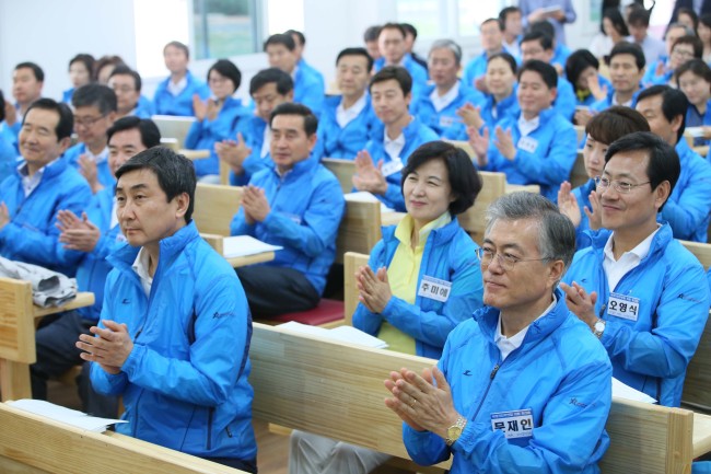 Members of the New Politics Alliance for Democracy including chairman Rep. Moon Jae-in (front, right) attend a party lawmakers workshop in Yangpyeong, Gyeonggi Province, Tuesday.   Yonhap