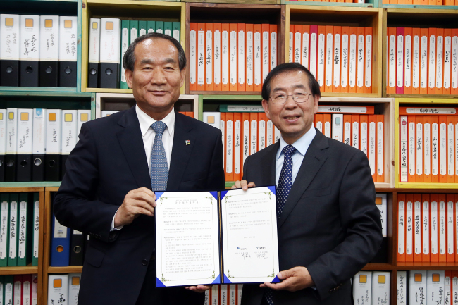 <YONHAP PHOTO-2507> 박원순 시장, 보훈처와 광복기념사업 협약 (서울=연합뉴스) 박원순 서울시장이 2일 오후 시청 집무실에서 박승춘 국가보훈처장과 만나 보훈처가 주관하는 '광복 70주년 기념사업'에 협력한다는 내용의 협약을 체결했다. 협약에 따라 서울시와 보훈처는 광화문광장 내 대형 태극기를 설치하고, 서대문독립공원에 독립의 전당을 건립한다. 2015.6.2 << 국가보훈처 제공 >> photo@yna.co.kr/2015-06-02 19:10:30/ <저작권자 ⓒ 1980-2015 ㈜연합뉴스. 무단 전재 재배포 금지.>
<YONHAP PHOTO-2507> 박원순 시장, 보훈처와 광복기념사업 협약 (서울=연합뉴스) 박원순 서울시장이 2일 오후 시청 집무실에서 박승춘 국가보훈처장과 만나 보훈처가 주관하는 '광복 70주년 기념사업'에 협력한다는 내용의 협약을 체결했다. 협약에 따라 서울시와 보훈처는 광화문광장 내 대형 태극기를 설치하고, 서대문독립공원에 독립의 전당을 건립한다. 2015.6.2 << 국가보훈처 제공 >> photo@yna.co.kr/2015-06-02 19:10:30/ <저작권자 ⓒ 1980-2015 ㈜연합뉴스. 무단 전재 재배포 금지.>