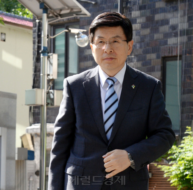 황교안 국무총리 후보자가 3일 오전 서울 종로구 통의동 금융감독원 연수원에 마련된 후보자 사무실로 출근하고 있다. 박현구 기자phko@heraldcorp.com