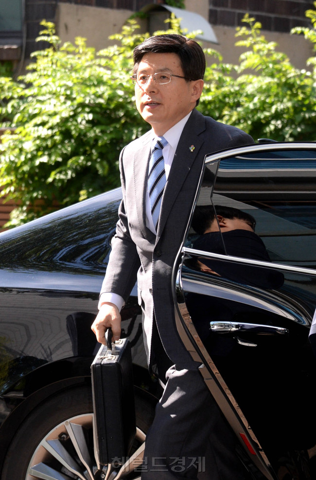 황교안 국무총리 후보자가 3일 오전 서울 종로구 통의동 금융감독원 연수원에 마련된 후보자 사무실로 출근하고 있다. 박현구 기자phko@heraldcorp.com/