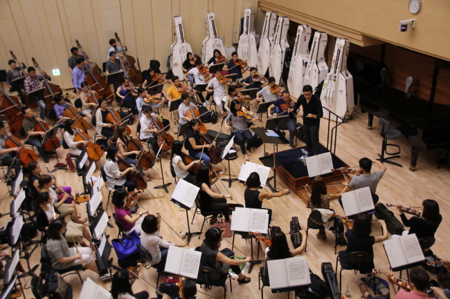 Conductor Choi Soo-yeoul leads a rehearsal of the Seoul Philharmonic Orchestra. The orchestra’s first “Rehearsal Room Concert” will take place on June 17.    SPO