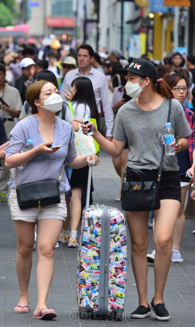 메르스가 확산되자, 명동을 찾은 유커(遊客)들이 불안감에 마스크를 착용하고 쇼핑에 나서고 있다. 윤병찬 기자/yoon4698@heraldcorp.com