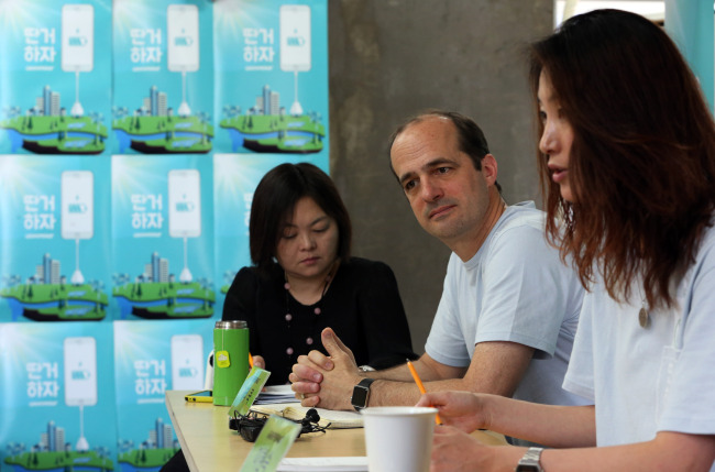 Gary Cook (center), senior IT analyst at Greenpeace, attends a press conference on renewable energy use among Korean IT firms at the Greenpeace Korea office in Seoul on Wednesday.   Yonhap