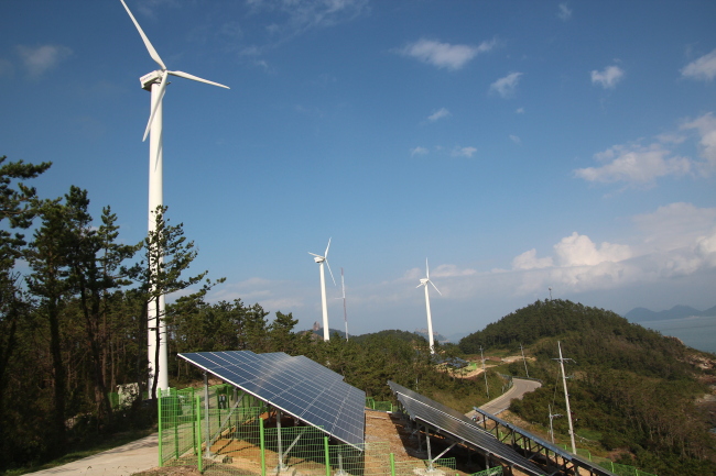 Wind and solar power generation facilities established in Gasado Island, South Jeolla Province.   KEPCO
Wind and solar power generation facilities established in Gasado Island, South Jeolla Province.   KEPCO
Wind and solar power generation facilities established in Gasado Island, South Jeolla Province.   KEPCO