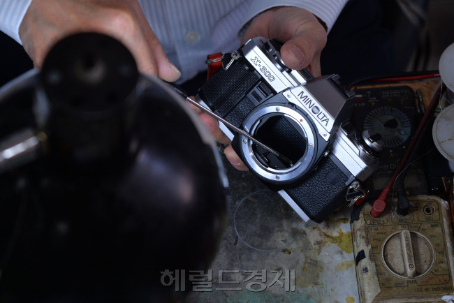 미놀타 X-300을 수리하고 있다. Minolta X-300은 1981년에 미놀타가 발표한 35mm 일안 반사식 카메라(SRL)이며, 미놀타 X-700를 기초로 만든 모델이다. 사진=이상섭 기자/babtong@heraldcorp.com