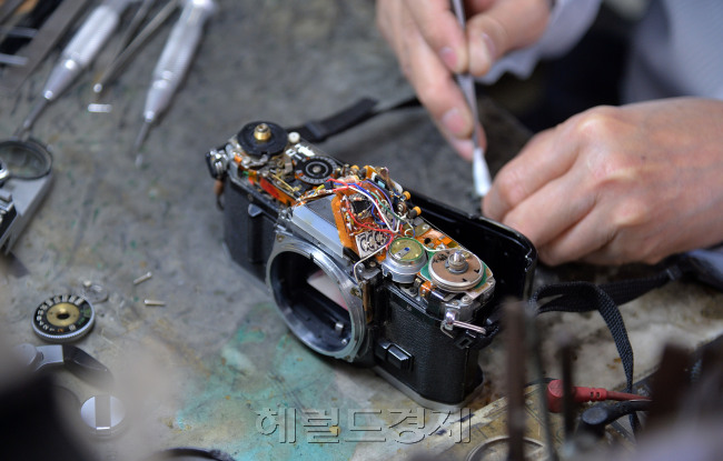 필름카메라의 내부를 점검하고 있다. 사진=이상섭 기자/babtong@heraldcorp.com