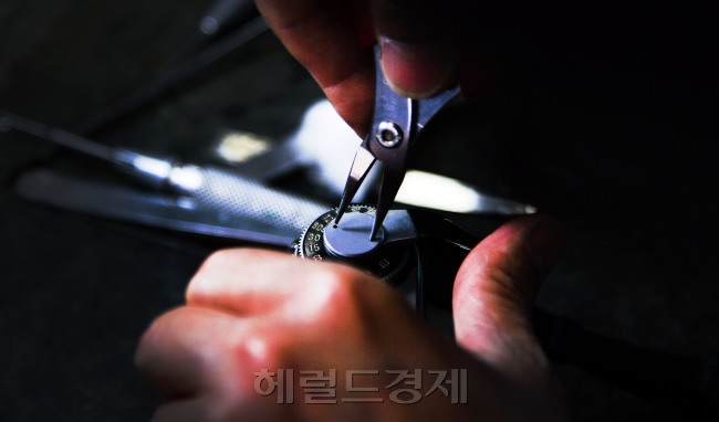 손한경 사장이 조리개 부분을 수리하고 있다. 사진=이상섭 기자/babtong@heraldcorp.com