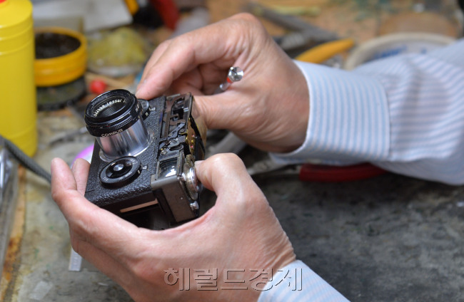 손한경사장이 롤라이 35 를 점검하고 있다. 롤라이 35(Rollei 35)는 1966년 롤라이 에서 만든 35mm 목측식 기계식 카메라이다. 사진=이상섭 기자/babtong@heraldcorp.com