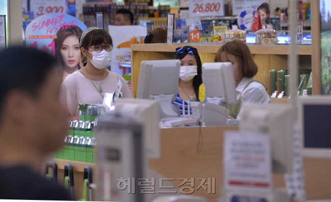 유통가에 본격적으로 메르스 폭풍이 몰아치고 있다. 1분기 매출 성적은 그나마 선전했지만, 6월에 선 유통가는 메르스로 인한 매출 타격을 걱정하고 있다. 사진은 유통가의 메르스가 낳은 풍경. 이상섭 기자/babtong@heraldcorp.com