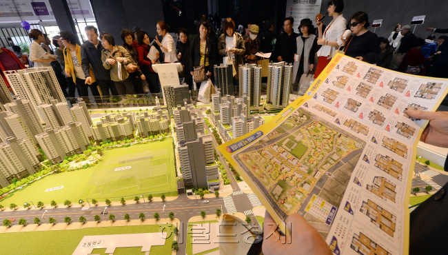 분양시장의 전통적인 강자(주계약자)는 40~50대였지만, 최근들어 30~40대로 세대교체가 이뤄진 것으로 나타났다. 30대 계약비율이 높았던 왕십리 센트라스 견본주택 모습. [헤럴드경제DB]