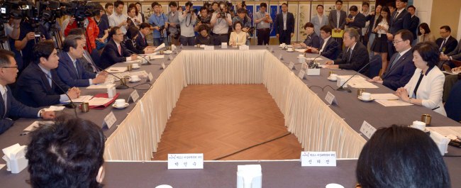 4일 국회 귀빈식당에서 열린 새누리당 메르스 비상대책 특위및 전문가 합동 간담회. 최근 메르스사태의 위중함을 감안,김무성 당대표,유승민 원내대표,원유철 정책위의장과 당내 메르스대책 소속위원 모두가 참석 사태의 심각성을 시사했다. 전문가들은 추우진 대한의사협회장,박상근 대한병원협회장,김옥수 대한간호협회회장,송재훈 삼성서울병원장,이재갑 한림대교수가 참석하였다.<br />정희조 기자/checho@heraldcorp.com  150604
4일 국회 귀빈식당에서 열린 새누리당 메르스 비상대책 특위및 전문가 합동 간담회. 최근 메르스사태의 위중함을 감안,김무성 당대표,유승민 원내대표,원유철 정책위의장과 당내 메르스대책 소속위원 모두가 참석 사태의 심각성을 시사했다. 전문가들은 추우진 대한의사협회장,박상근 대한병원협회장,김옥수 대한간호협회회장,송재훈 삼성서울병원장,이재갑 한림대교수가 참석하였다.
정희조 기자/checho@heraldcorp.com  150604