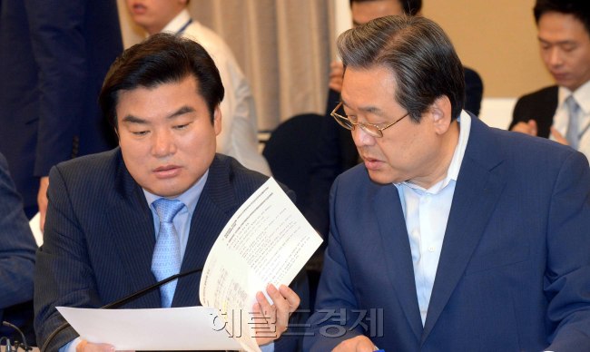 4일 국회 귀빈식당에서 열린 새누리당 메르스 비상대책 특위및 전문가 합동 간담회. 최근 메르스사태의 위중함을 감안,김무성 당대표,유승민 원내대표,원유철 정책위의장과 당내 메르스대책 소속위원 모두가 참석 사태의 심각성을 시사했다. 전문가들은 추우진 대한의사협회장,박상근 대한병원협회장,김옥수 대한간호협회회장,송재훈 삼성서울병원장,이재갑 한림대교수가 참석하였다.<br />정희조 기자/checho@heraldcorp.com  150604
4일 국회 귀빈식당에서 열린 새누리당 메르스 비상대책 특위및 전문가 합동 간담회. 최근 메르스사태의 위중함을 감안,김무성 당대표,유승민 원내대표,원유철 정책위의장과 당내 메르스대책 소속위원 모두가 참석 사태의 심각성을 시사했다. 전문가들은 추우진 대한의사협회장,박상근 대한병원협회장,김옥수 대한간호협회회장,송재훈 삼성서울병원장,이재갑 한림대교수가 참석하였다.
정희조 기자/checho@heraldcorp.com  150604