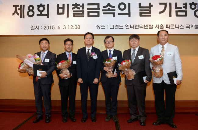 <YONHAP PHOTO-1557> '제8회 비철금속의 날 기념식' (서울=연합뉴스) 이관섭 산업통상자원부 1차관(왼쪽 세 번째)이 3일 서울 강남구 삼성동 그랜드 인터콘티넨탈호텔에서 열린 '제8회 비철금속의 날 기념식'에 참석, 정부표창 수상자들과 기념촬영을 하고 있다. 2015.6.3 << 산업통상자원부 제공 >> photo@yna.co.kr/2015-06-03 14:20:12/ <저작권자 ⓒ 1980-2015 ㈜연합뉴스. 무단 전재 재배포 금지.>
<YONHAP PHOTO-1557> '제8회 비철금속의 날 기념식' (서울=연합뉴스) 이관섭 산업통상자원부 1차관(왼쪽 세 번째)이 3일 서울 강남구 삼성동 그랜드 인터콘티넨탈호텔에서 열린 '제8회 비철금속의 날 기념식'에 참석, 정부표창 수상자들과 기념촬영을 하고 있다. 2015.6.3 << 산업통상자원부 제공 >> photo@yna.co.kr/2015-06-03 14:20:12/ <저작권자 ⓒ 1980-2015 ㈜연합뉴스. 무단 전재 재배포 금지.>