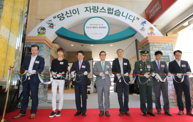 <YONHAP PHOTO-1448> '당신이 자랑스럽습니다' (서울=연합뉴스) 이정훈 기자 = 이원준 롯데백화점 대표이사와 백승주 국방부 차관이 3일 오전 서울 중구 소공동 롯데백화점에서 열린 '롯데백화점·국방부 문화 컨텐츠 제휴 기념식'에서 참석자들과 테이프 커팅을 하고 있다. 호국보훈의 달을 맞아 롯데백화점은 14일까지 본점에서 군 생활 체험 이벤트 존인 '도심 속 대한민국 병영체험전'을 운영하는 등 한 달간 '당신이 자랑스럽습니다'를 주제로 다양한 마케팅을 진행한다고 밝혔다. 왼쪽부터 이완신 롯데백화점 마케팅부분장, 배우 이현우, 백승주 국방부 차관, 이원준 롯데백화점 대표이사, 박종우 사진작가, 이학기 국방부 유해발굴감식단장. 2015.6.3 uwg806@yna.co.kr/2015-06-03 13:57:06/ <저작권자 ⓒ 1980-2015 ㈜연합뉴스. 무단 전재 재배포 금지.>
<YONHAP PHOTO-1448> '당신이 자랑스럽습니다' (서울=연합뉴스) 이정훈 기자 = 이원준 롯데백화점 대표이사와 백승주 국방부 차관이 3일 오전 서울 중구 소공동 롯데백화점에서 열린 '롯데백화점·국방부 문화 컨텐츠 제휴 기념식'에서 참석자들과 테이프 커팅을 하고 있다. 호국보훈의 달을 맞아 롯데백화점은 14일까지 본점에서 군 생활 체험 이벤트 존인 '도심 속 대한민국 병영체험전'을 운영하는 등 한 달간 '당신이 자랑스럽습니다'를 주제로 다양한 마케팅을 진행한다고 밝혔다. 왼쪽부터 이완신 롯데백화점 마케팅부분장, 배우 이현우, 백승주 국방부 차관, 이원준 롯데백화점 대표이사, 박종우 사진작가, 이학기 국방부 유해발굴감식단장. 2015.6.3 uwg806@yna.co.kr/2015-06-03 13:57:06/ <저작권자 ⓒ 1980-2015 ㈜연합뉴스. 무단 전재 재배포 금지.>