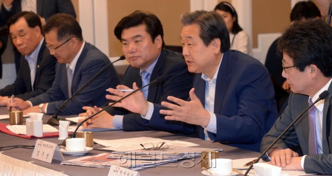 4일 국회 귀빈식당에서 열린 새누리당 메르스 비상대책 특위및 전문가 합동 간담회. 최근 메르스사태의 위중함을 감안,김무성 당대표, 유승민 원내대표, 원유철 정책위의장과 당내 메르스대책 소속위원 모두가 참석 사태의 심각성을 시사했다. 김무성 당대표가 호흡기전염여부에 대한 질문을 하고 있다.
정희조 기자/checho@heraldcorp.com 150604