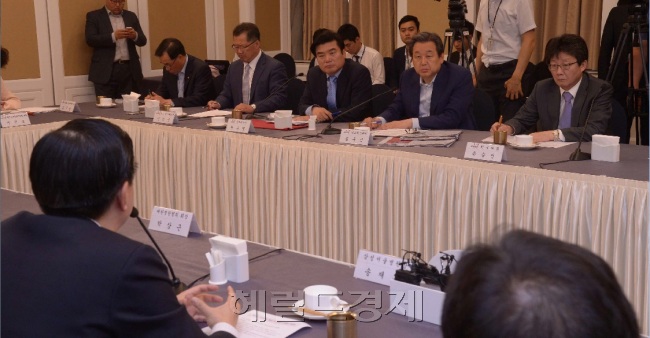 4일 국회 귀빈식당에서 열린 새누리당 메르스 비상대책 특위및 전문가 합동 간담회. 최근 메르스사태의 위중함을 감안,김무성 당대표,유승민 원내대표,원유철 정책위의장과 당내 메르스대책 소속위원 모두가 참석 사태의 심각성을 시사했다. 전문가인 송재훈 삼성서울병원장의 사태설명에 소속의원들이 귀를 기울이고 있다.
정희조 기자/checho@heraldcorp.com