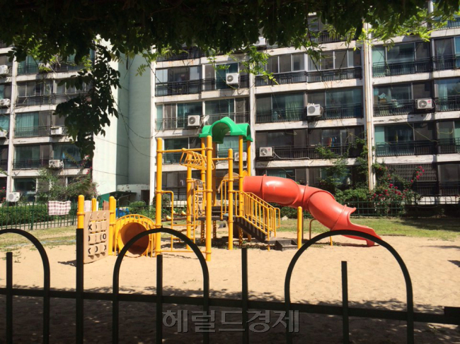대치동 한 아파트 앞의 아이들 없는 놀이터. 사진=윤병찬 기자/yoon7480@heraldcorp.com