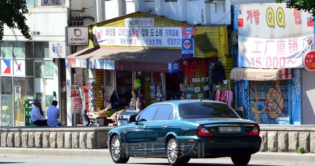 젊은이의 거리 홍대가 유커들에게 점령당하고 있다. 특색있는 카페와 문화공간을 보유한 대표적인 젊은이들의 ‘핫 플레이스’인 홍대 일대에 유커들을 노린 중소 면세점과 쇼핑몰이 속속 들어서고 있다. 윤병찬 기자/yoon7480@heraldcorp.com