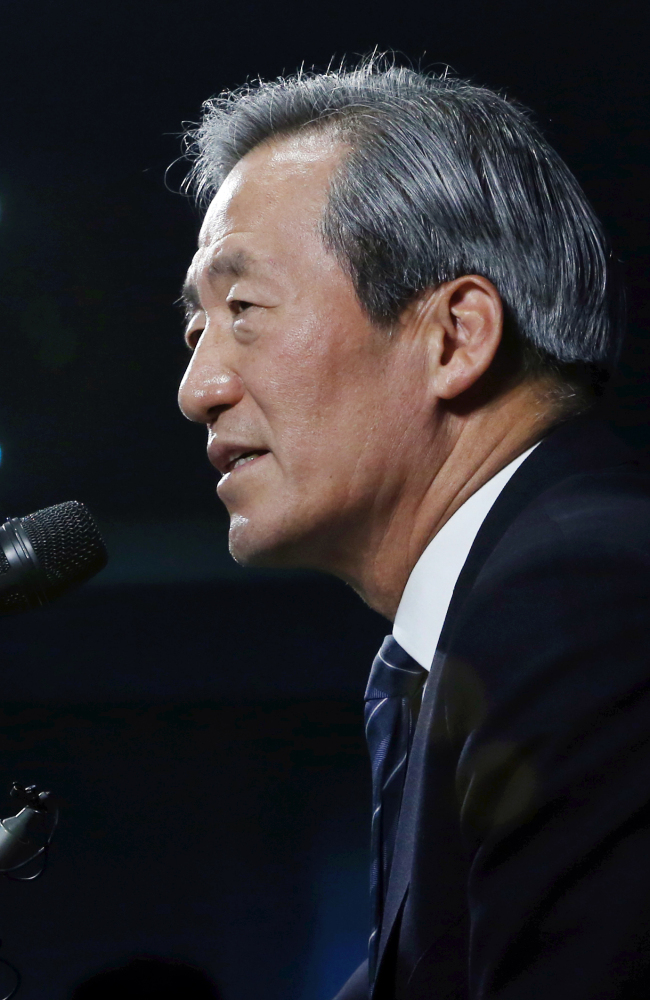 <YONHAP PHOTO-2350> FIFA 회장 사임, 입장 밝히는 정몽준 명예회장 (서울=연합뉴스) 홍해인 기자 = 정몽준 대한축구협회 명예회장이 3일 오후 서울 신문로 축구회관에서 최근 불거진 국제축구연맹(FIFA)의 부패 스캔들과 제프 블라터 FIFA 회장의 사임에 대한 자신의 의견을 밝히고 있다. 2015.6.3 hihong@yna.co.kr/2015-06-03 18:27:53/ <저작권자 ⓒ 1980-2015 ㈜연합뉴스. 무단 전재 재배포 금지.>
Chung Mong-joon.   Yonhap
Chung Mong-joon.   Yonhap