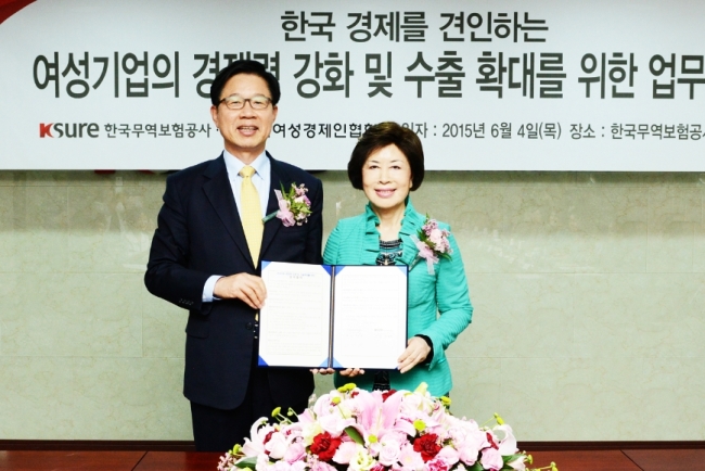 김영학(오른쪽) 무역보험공사 사장이 4일 이민재 한국여성경제인협회 회장과 ‘여성기업 경쟁력강화 및 수출확대를 위한 업무협약’을 체결한 뒤 기념촬영하고 있다. <사진:무역보험공사 제공>