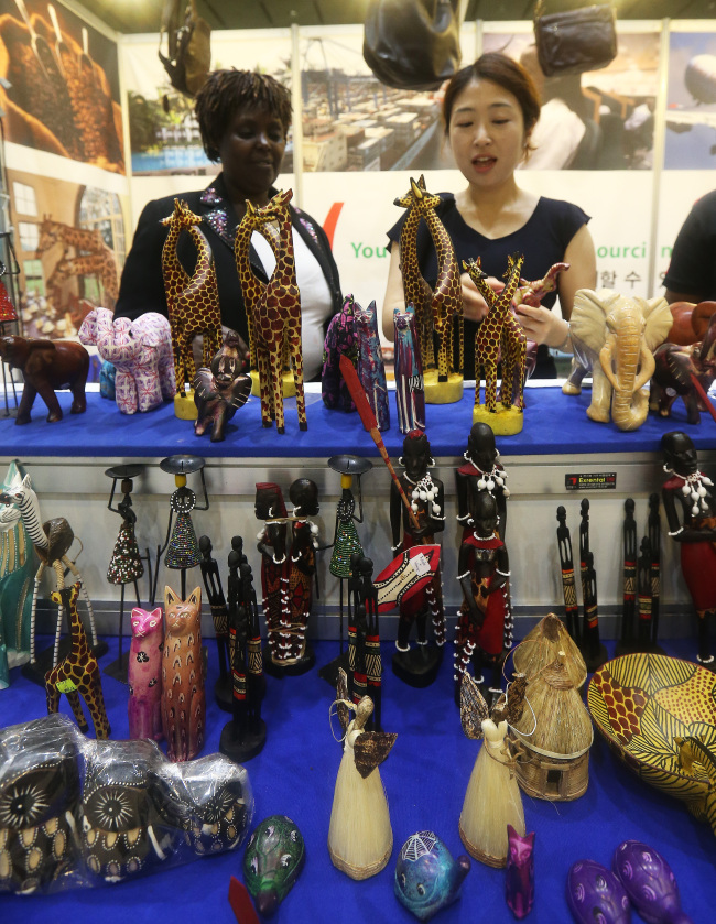 Visitors look around at this year’s Import Goods Fair, hosted by the Korea Importers Association. On display are products imported from more than 50 countries around the world, ranging from food, pottery, jewelry and kitchenware to bags, hybrid cars and electric vehicles. The fair is held at COEX in southern Seoul until Saturday.    Yonhap