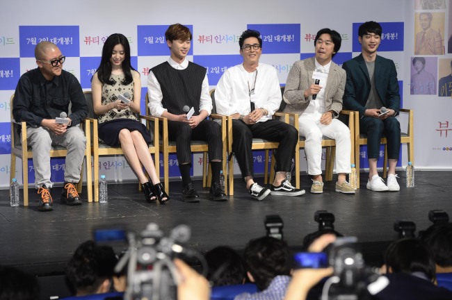 From left: Director Zong Baik, actress Han Hyo-joo, actors Park Seo-joon, Kim Joo-hyuk, Jo Dal-hwan and Seo Kang-joon pose for press at CGV Apgujeong Thursday.   Park Hae-mook/The Korea Herald