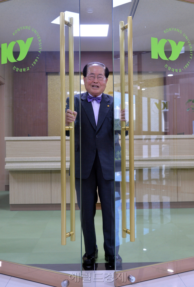 김희수 건양대 총장이 대전 서구 건양대 대전메디컬캠퍼스 대학본부동에 있는 총장실에서 그가 살아온 인술 50년, 교육 30년의 삶에 대해 이야기를 풀어놓고 있다. 그의 집무실 입구엔 그의 생활신조이자 좌우명인 ’정직(正直)‘이라는 큰 글자가 새겨져 있다. 사진=이상섭 기자/babtong@heraldcorp.com