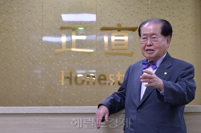 김희수 건양대 총장이 대전 서구 건양대 대전메디컬캠퍼스 대학본부동에 있는 총장실에서 그가 살아온 인술 50년, 교육 30년의 삶에 대해 이야기를 풀어놓고 있다. 그의 집무실 입구엔 그의 생활신조이자 좌우명인 ’정직(正直)‘이라는 큰 글자가 새겨져 있다. 사진=이상섭 기자/babtong@heraldcorp.com