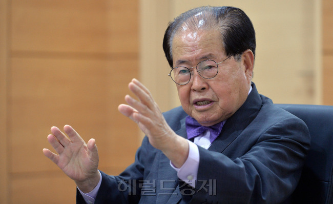 김희수 건양대 총장이 대전 서구 건양대 대전메디컬캠퍼스 대학본부동에 있는 총장실에서 그가 살아온 인술 50년, 교육 30년의 삶에 대해 이야기를 풀어놓고 있다. 그의 집무실 입구엔 그의 생활신조이자 좌우명인 ’정직(正直)‘이라는 큰 글자가 새겨져 있다. 사진=이상섭 기자/babtong@heraldcorp.com