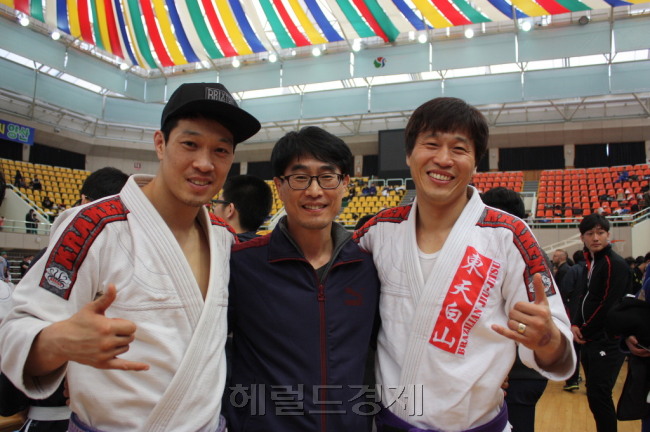 대한브라질리안주짓수평의회 조직을 주도한 동천백산 채인묵 총관장(가운데)