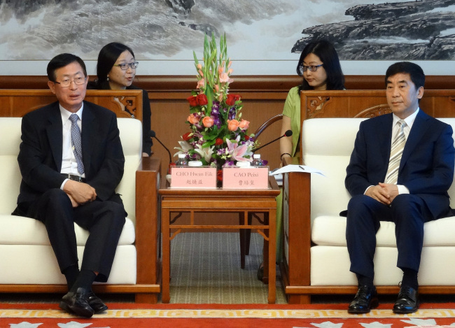 <YONHAP PHOTO-3164> 한전, 中 최대발전사 중국화능집단공사와 협력 MOU (서울=연합뉴스) 한국전력은 지난 2일 베이징에서 중국 최대 발전회사 중국화능집단공사와 해외 사업 공동 개발을 위한 양해각서(MOU)에 서명했다고 4일 밝혔다. 사진은 조환익 한전 사장(왼쪽)과 차오페이시 중국화능집단 총경리 면담 모습. 2015.6.4 << 한국전력 제공 >> photo@yna.co.kr/2015-06-04 21:40:12/ <저작권자 ⓒ 1980-2015 ㈜연합뉴스. 무단 전재 재배포 금지.>
<YONHAP PHOTO-3164> 한전, 中 최대발전사 중국화능집단공사와 협력 MOU (서울=연합뉴스) 한국전력은 지난 2일 베이징에서 중국 최대 발전회사 중국화능집단공사와 해외 사업 공동 개발을 위한 양해각서(MOU)에 서명했다고 4일 밝혔다. 사진은 조환익 한전 사장(왼쪽)과 차오페이시 중국화능집단 총경리 면담 모습. 2015.6.4 << 한국전력 제공 >> photo@yna.co.kr/2015-06-04 21:40:12/ <저작권자 ⓒ 1980-2015 ㈜연합뉴스. 무단 전재 재배포 금지.>