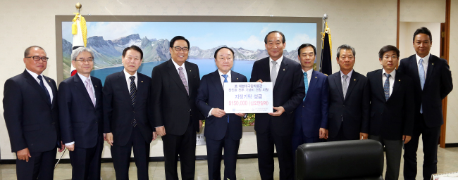 <YONHAP PHOTO-3135> 장진호 전투 기념비 건립 지원금 전달식 (서울=연합뉴스) 박승춘 국가보훈처장과 현경대 민주평통 수석부의장이 4일 오전 서울 중구 민주평화통일자문회의 사무처에서 열린 민주평화통일지원재단 '장진호 전투 기념비' 건립 지원금 전달식에서 참석자들과 기념촬영을 하고 있다. 2015.6.4 << 국가보훈처 제공 >> photo@yna.co.kr/2015-06-04 21:26:05/ <저작권자 ⓒ 1980-2015 ㈜연합뉴스. 무단 전재 재배포 금지.>
<YONHAP PHOTO-3135> 장진호 전투 기념비 건립 지원금 전달식 (서울=연합뉴스) 박승춘 국가보훈처장과 현경대 민주평통 수석부의장이 4일 오전 서울 중구 민주평화통일자문회의 사무처에서 열린 민주평화통일지원재단 '장진호 전투 기념비' 건립 지원금 전달식에서 참석자들과 기념촬영을 하고 있다. 2015.6.4 << 국가보훈처 제공 >> photo@yna.co.kr/2015-06-04 21:26:05/ <저작권자 ⓒ 1980-2015 ㈜연합뉴스. 무단 전재 재배포 금지.>